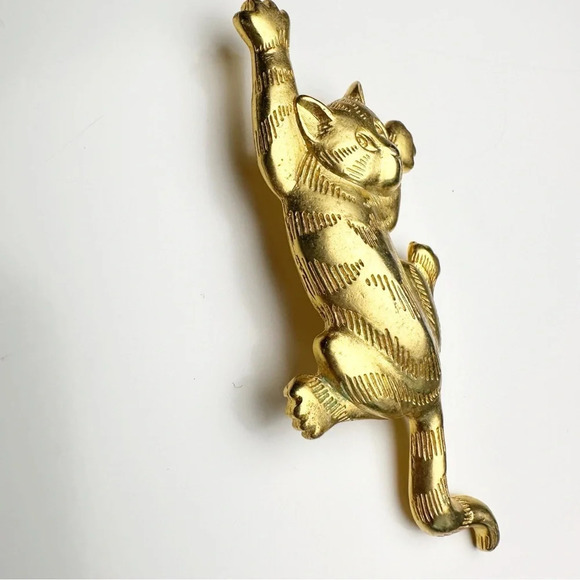 Vintage 1980’s JJ Cat Brooch Brooch Pin Gold Tone  Cat Mom Cat Lover Hanging Cat - Picture 2 of 11